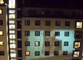 Bravata a luci rosse, studenti proiettano film porno su un palazzo