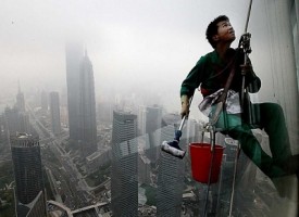 Dubai, lavavetri pulisce vetri al 34° piano senza corde