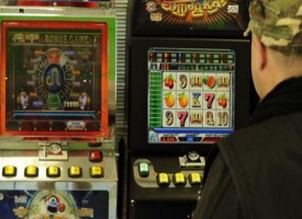 Perde soldi al videopoker ed inventa una rapina