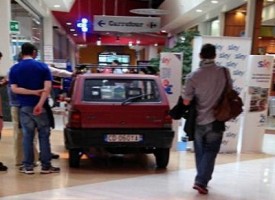 “Venga a ritirare il forno con l’auto”, pensionato entra al supermercato con la Panda