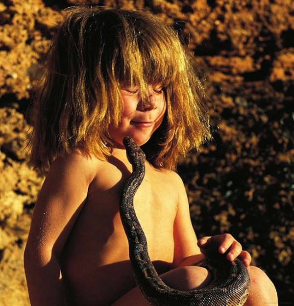 bambina gioca con serpente