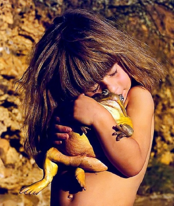 bambina gioca rana gigante