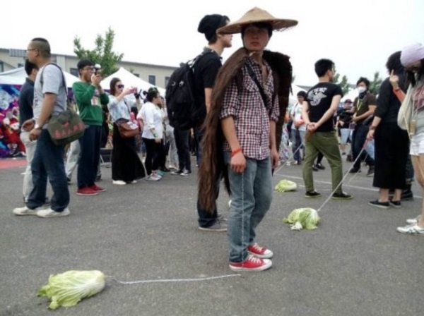 adolescenti cinesi passeggiano verdure